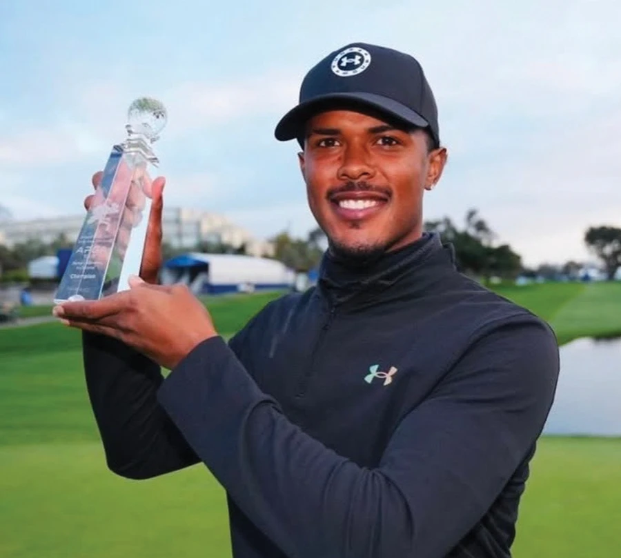 Kieron van Wyk holding up a trophy